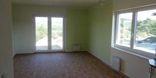 Obývací pokoj s kuchyní o ploše 28 m²